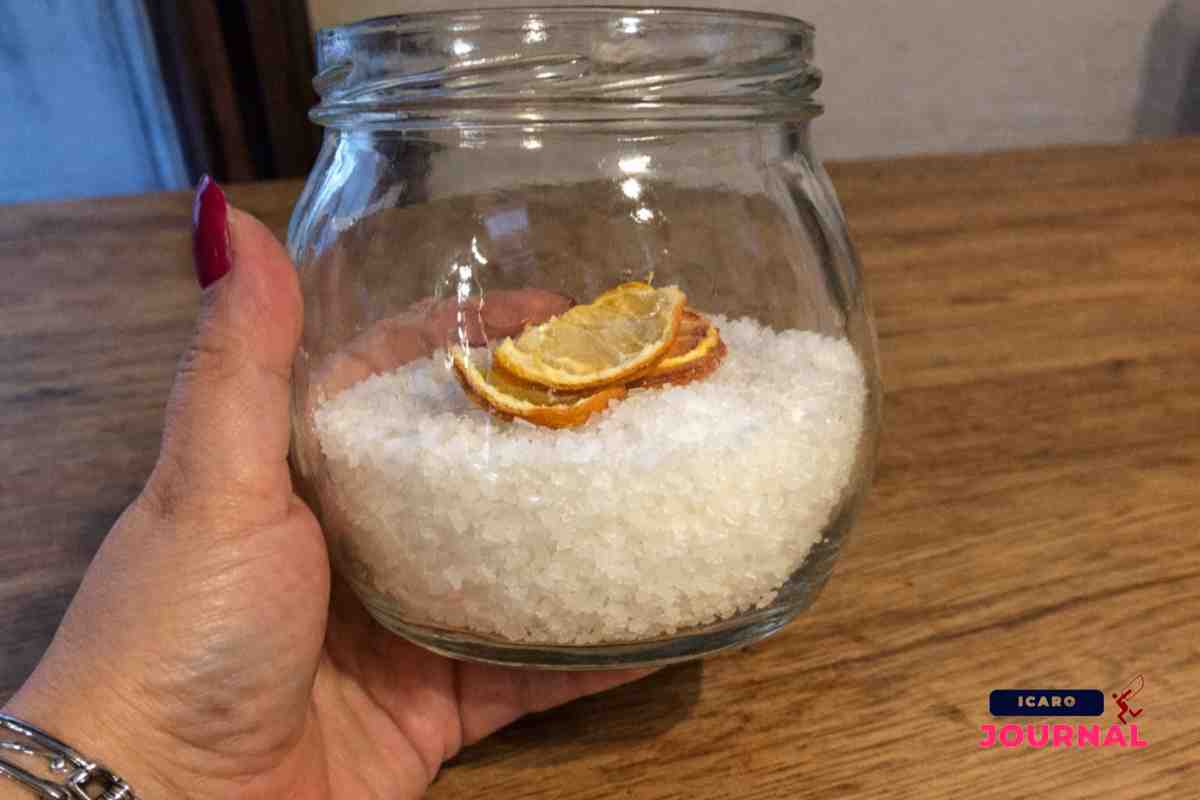 Muffa e umidità in bagno: il trucco del barattolo per eliminarle senza spendere un euro