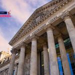 Auguri Cesare Cremonini: torta a forma di sax, amici vip e un coro “We are the world”