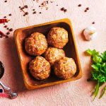 Adesso che arriva la primavera, prepara una bella maschera per capelli, usa soltanto la birra