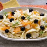 Prendi un bicchiere di vetro, metti dentro il sale e poi riponilo in frigo: ecco che succede