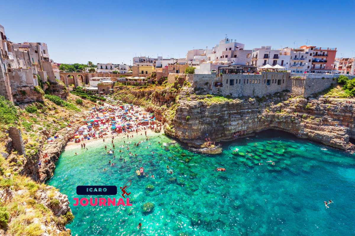 Polignano a Mare: la terrazza bianca che si tuffa nell’azzurro