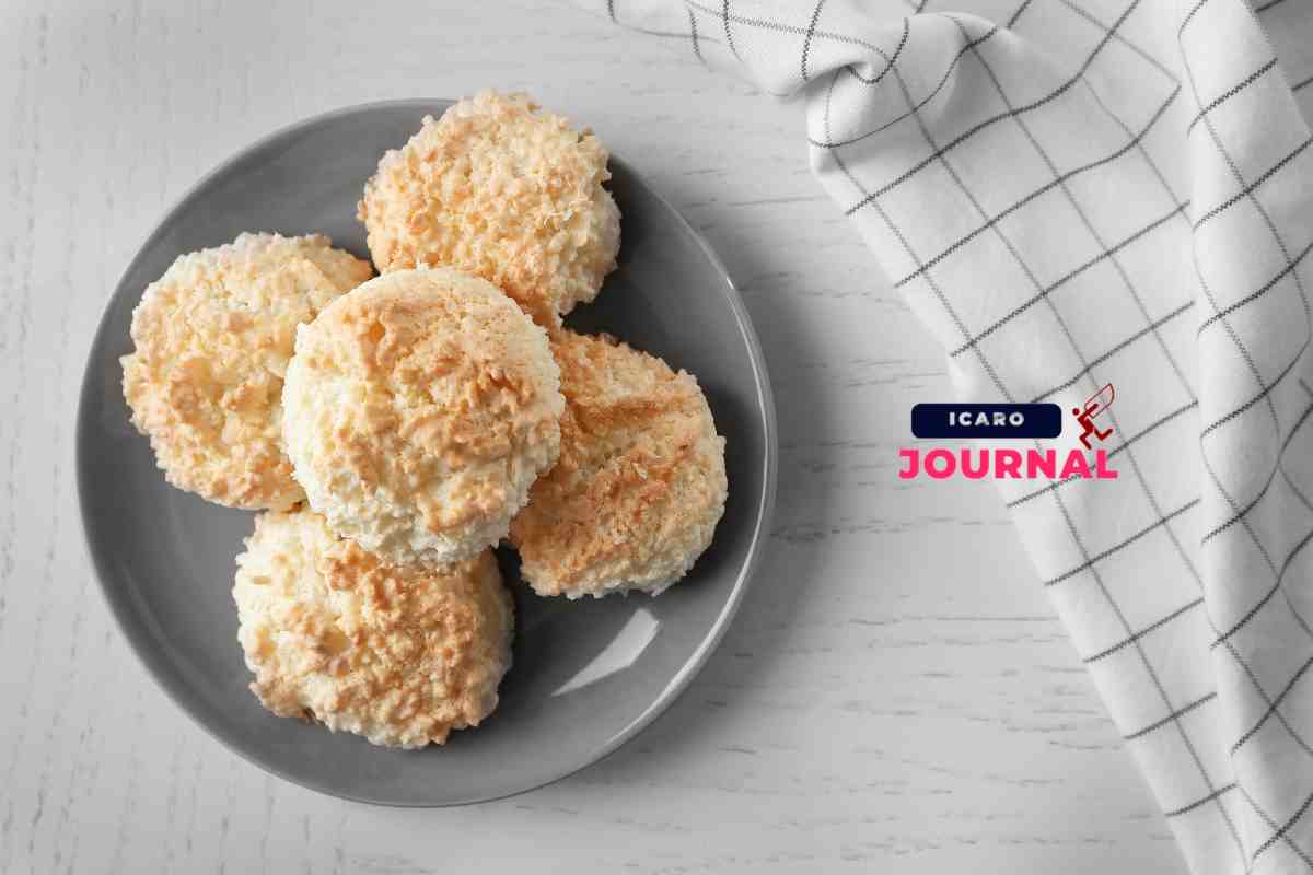 Biscotti al cocco con scaglie croccanti, li prepari in pochi minuti e profumano tutta la cucina